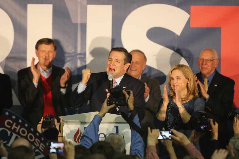 Ted Cruz festeja su triunfo en las asambleas partidarias de Iowa. (GETTY IMAGES/CHRISTOPHER...
