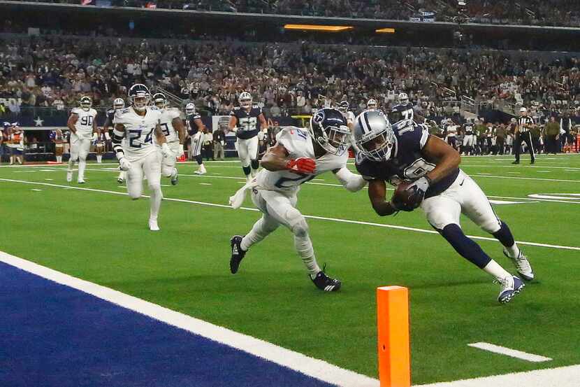Amari Cooper (19) anotó un touchdown para los Cowboys en su debut con Dallas frente a los...