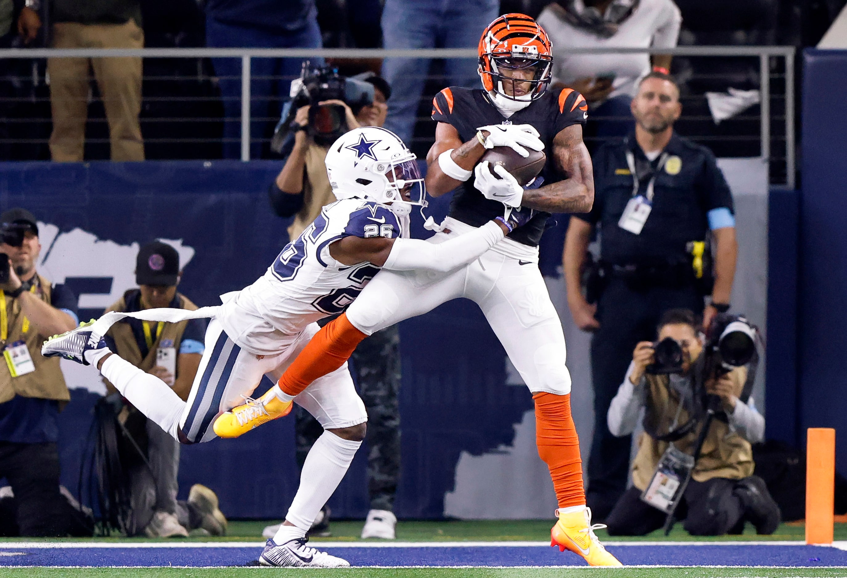 Cincinnati Bengals wide receiver Ja'Marr Chase (1) catches a first quarter touchdown against...