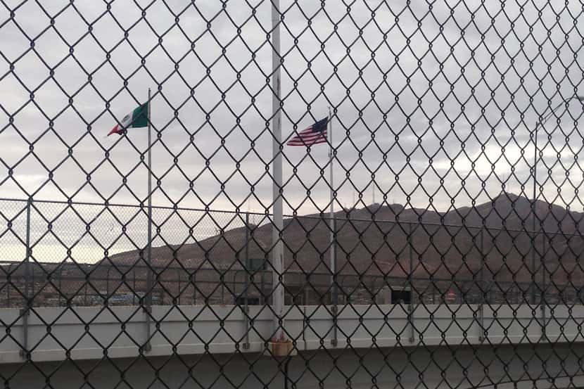 Cerca metálica sobre el Río Grande que delimita la frontera internacional entre El Paso,...