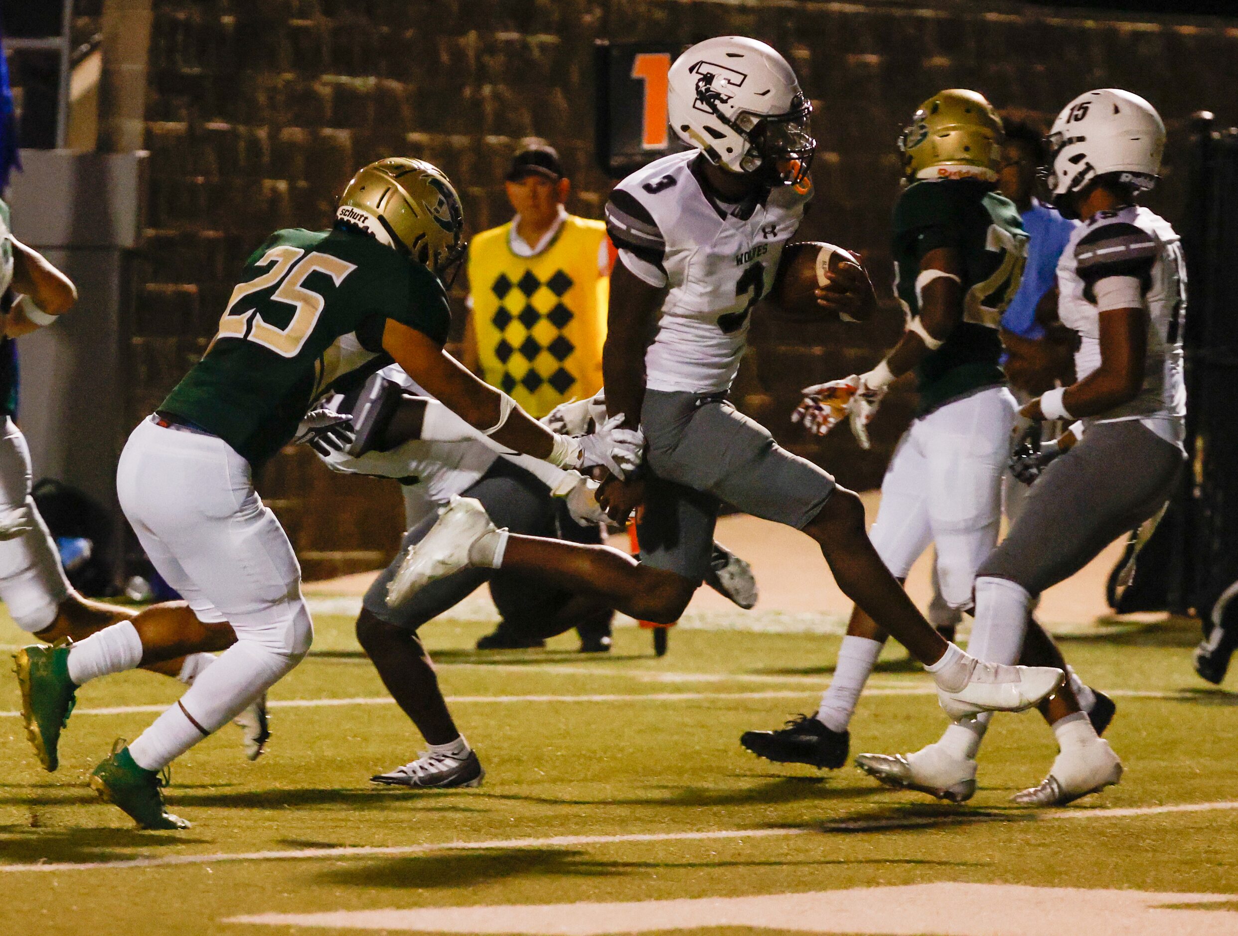 Mansfield Timberview quarterback Cameron Bates (3) carries the ball to the end zone for a...