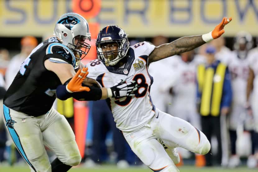 El defensivo de los Broncos de Denver Von Miller, jugador más valioso del Super Bowl 50, es...