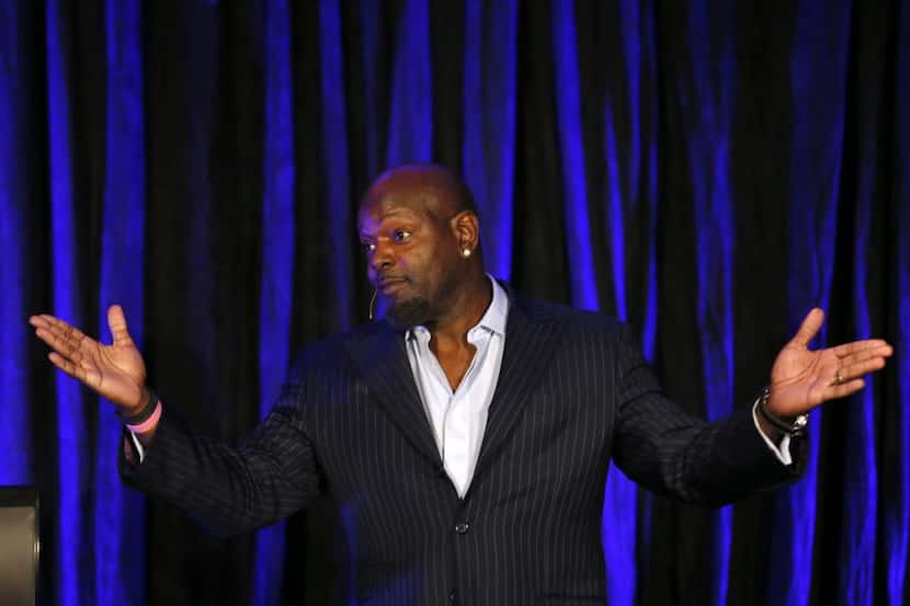Emmitt Smith speaks to the attendees of the SportsDayHS Heroes Banquet on January 16, 2014...