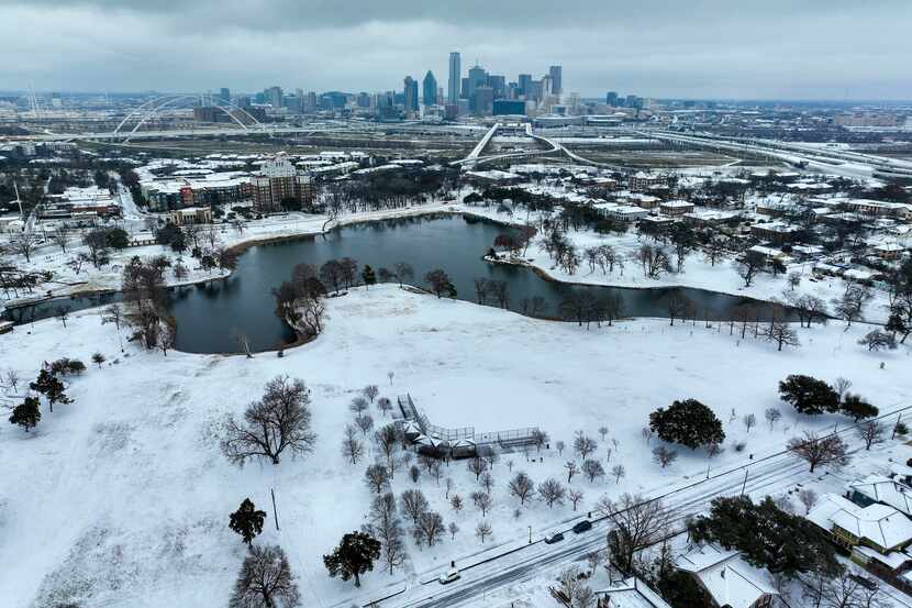 Mezcla de hielo cubre Lake Cliff Park el 31 de enero en Dallas. 