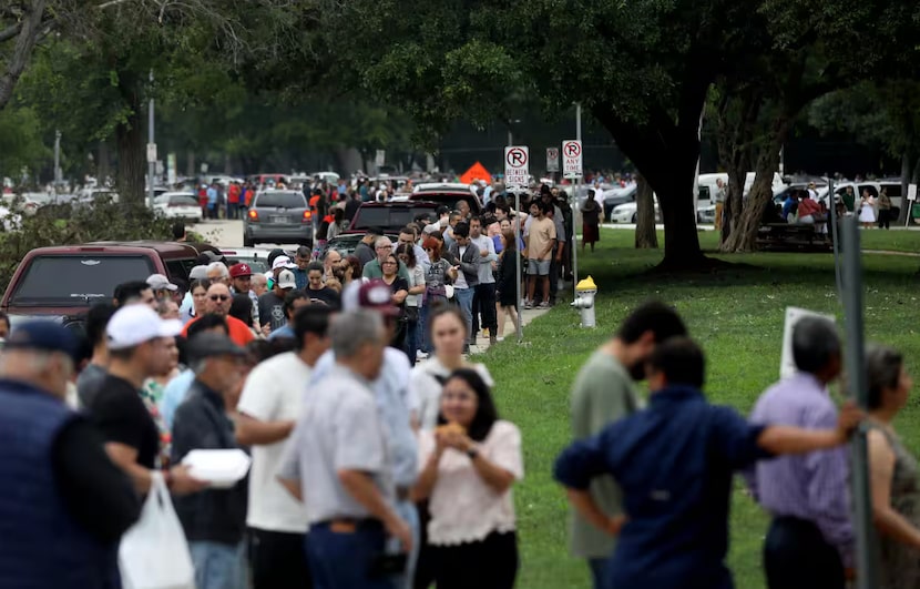 Electores en el consulado mexicano en Dallas, Texas, domingo 2 de junio de 2024. México está...