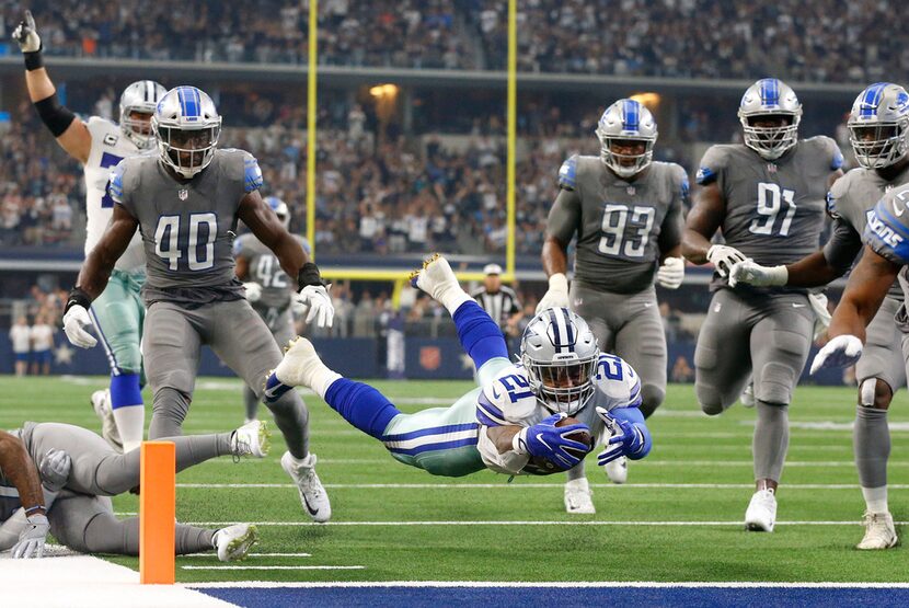 Dallas Cowboys running back Ezekiel Elliott (21) dives across the goal line on a long second...