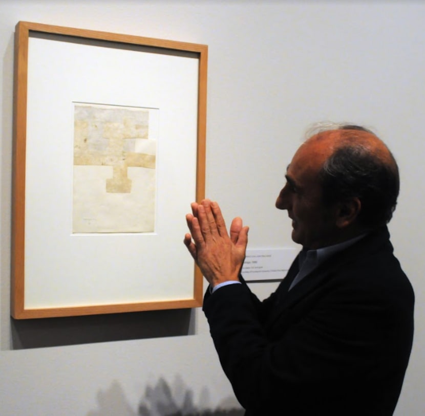 Luis Chillida explica la obra “Collage” de Eduardo Chillida. Foto de Javier Giribet para Al...