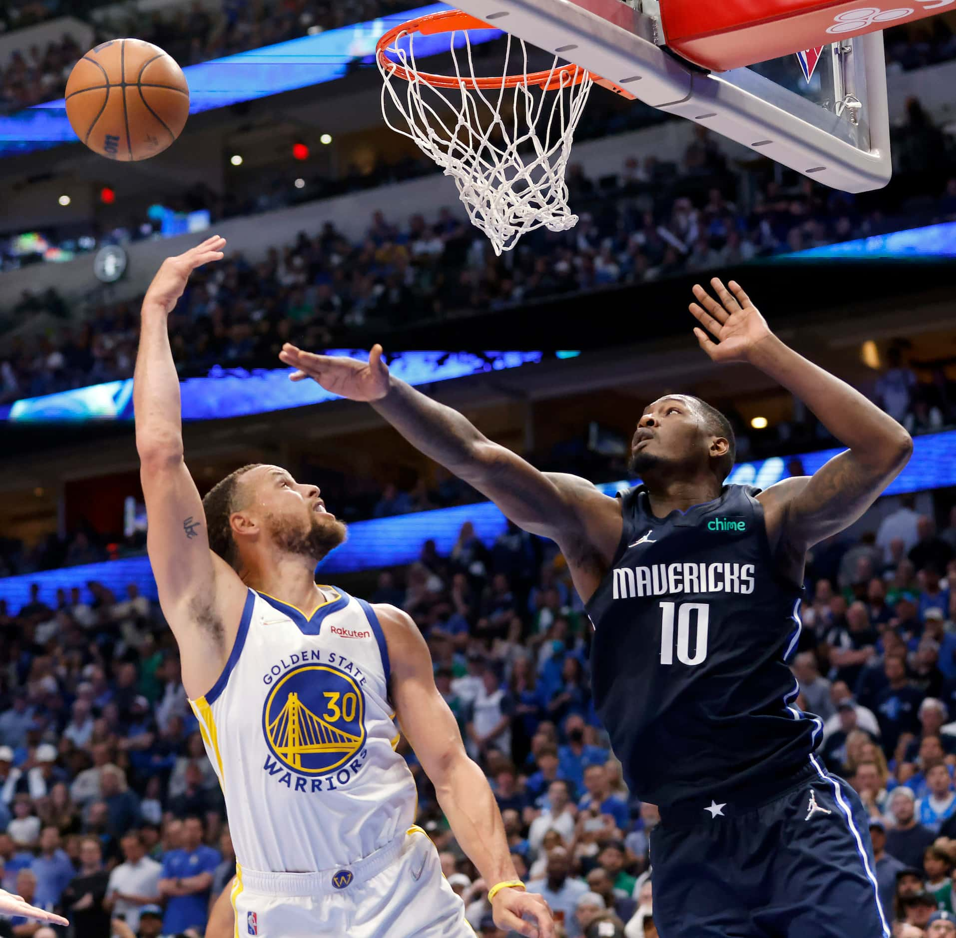 Golden State Warriors guard Stephen Curry (30) puts up a fourth quarter shot against Dallas...