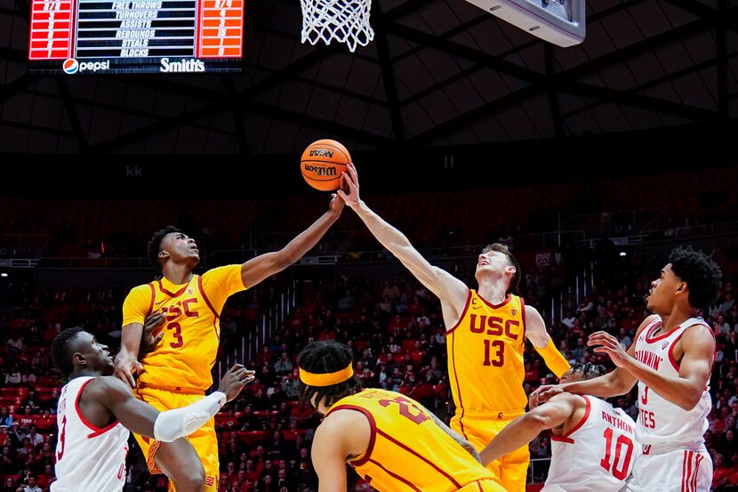 Southern California forward VIncent Iwuchukwu (3) and Southern California guard Drew...