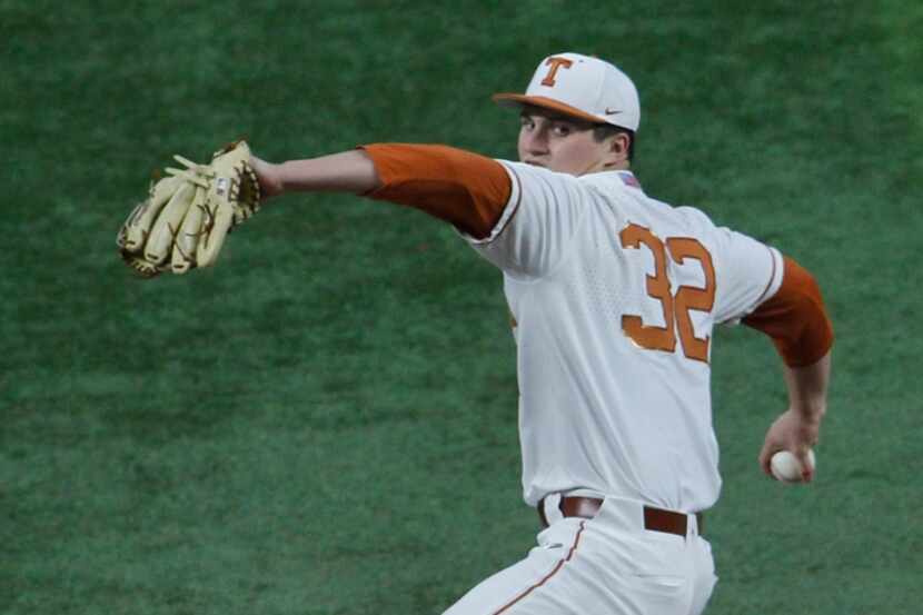 Texas Longhorns pitcher Ty Madden (32) prepares to deliver a pitch to a Mississippi State...