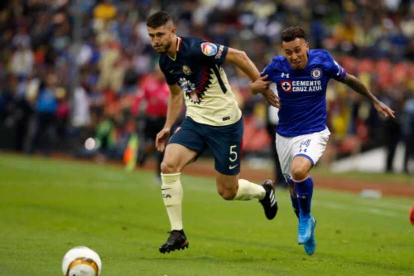 Guido Rodríguez y el América se enfrentaron al Cruz Azul el domingo en el Azteca en el...