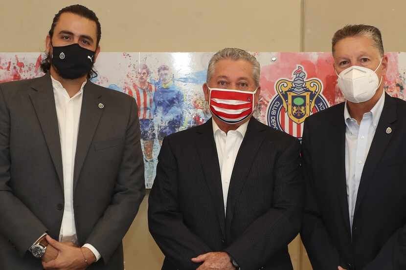 El dueño de Chivas de Guadalajara, Amaury Vergara (izq), y el presidente deportivo del club,...
