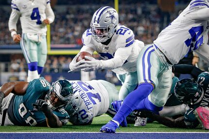 El corredor de los Dallas Cowboys, Ezekiel Elliott (21), anota ante los Eagles de Filadelfia...