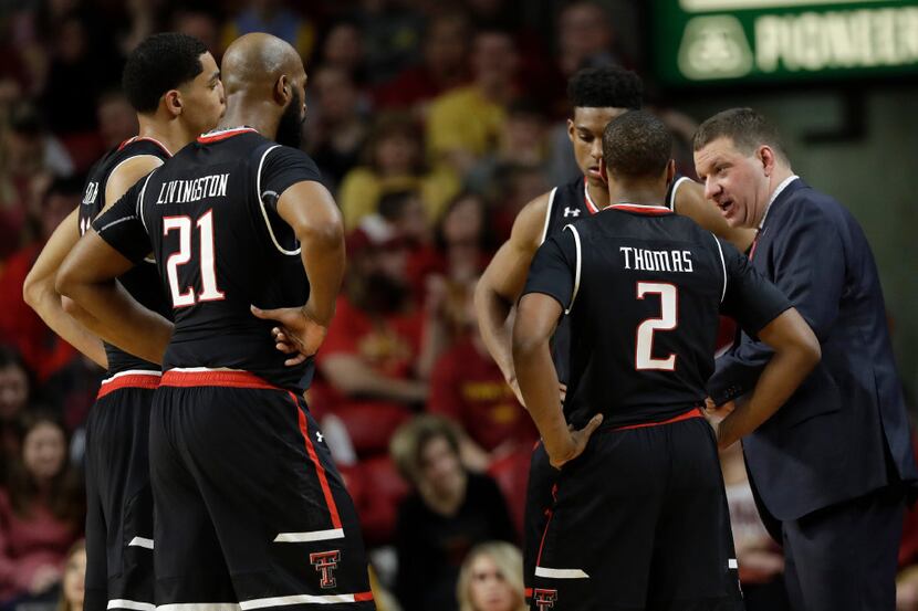 Texas Tech head coach Chris Beard, right, talks to his players during a timeout in the...