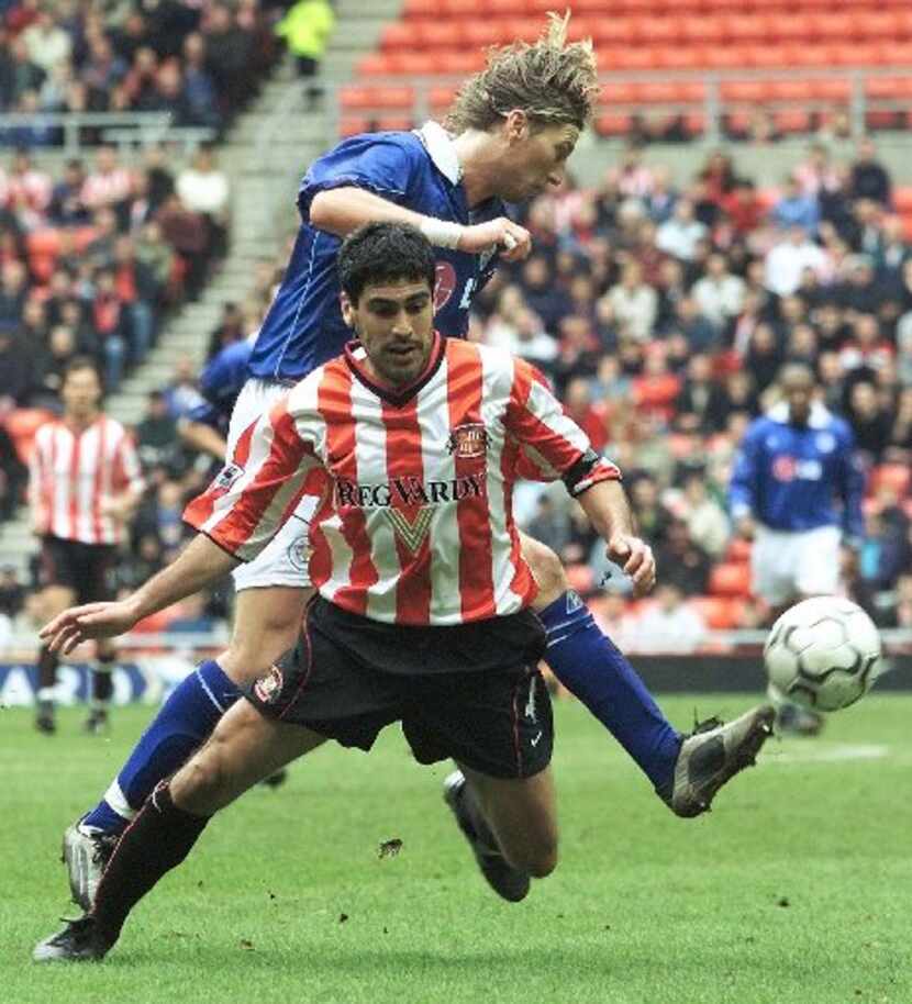 ORG XMIT: S0385181856_WIRE Sunderland's Claudio Reyna, front, is fouled by Leicester City's...