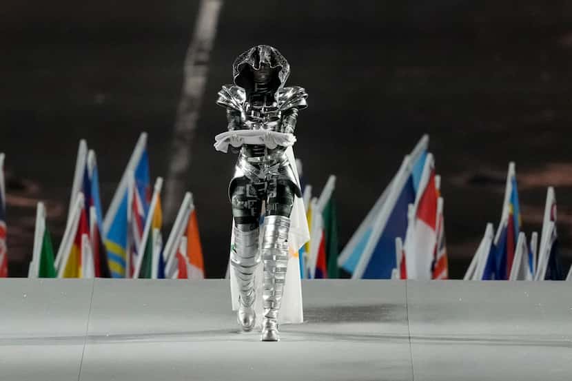 La bandera olímpica es llevada al escenario en París, Francia, durante la ceremonia de...