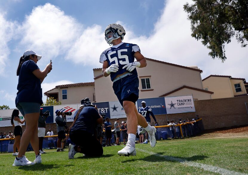 Dallas Cowboys outside linebacker Leighton Vander Esch (55) runs onto the field for the...