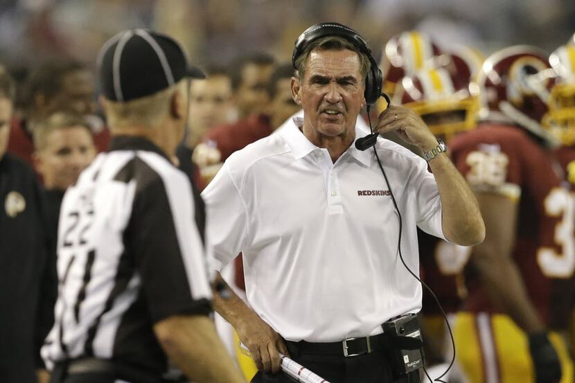 Washington Redskins head coach Mike Shanahan, right, shouts in the first half of an NFL...