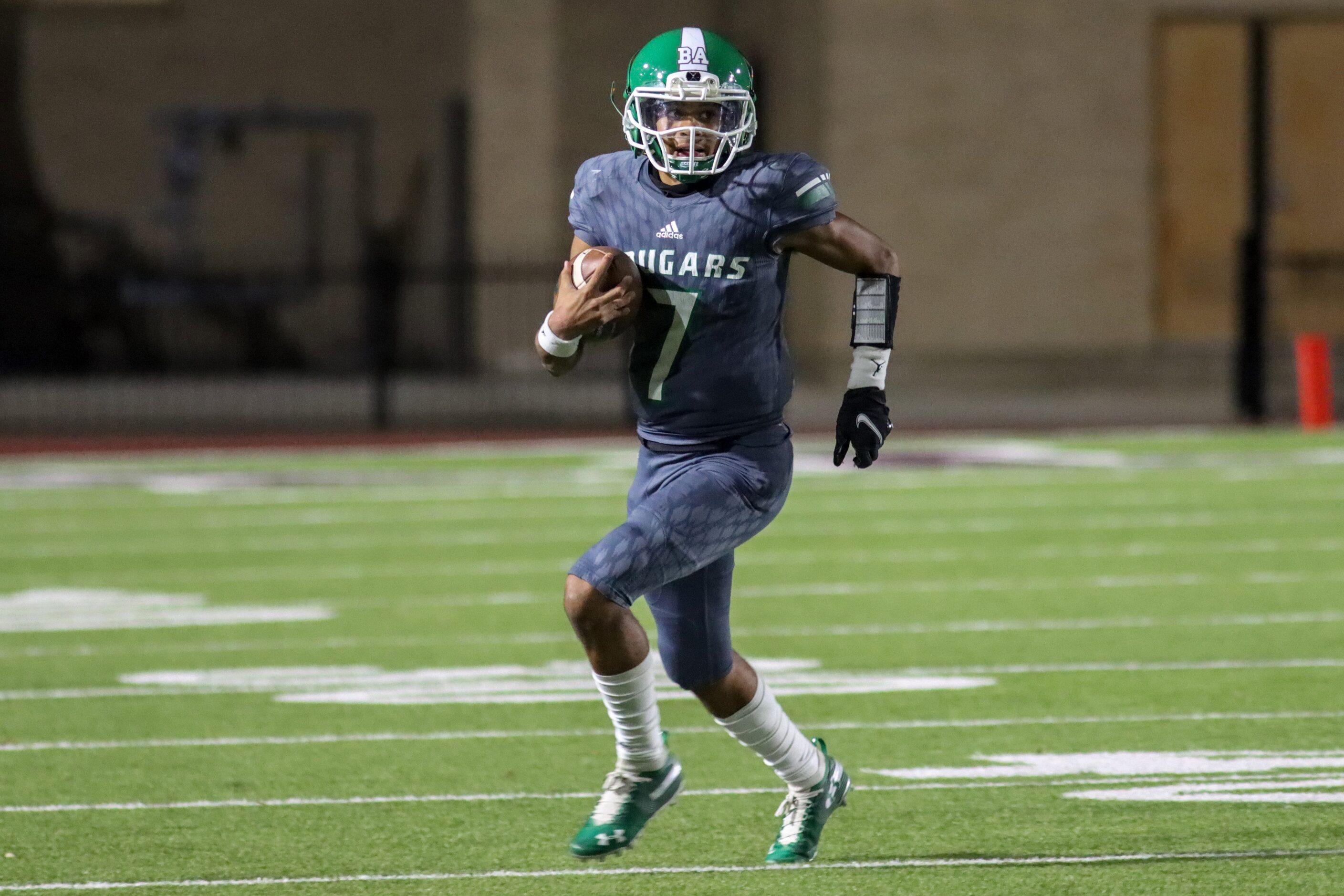 Bryan Adams quarterback Rayvon Jackson (7) runs the ball during the first half against W.T....