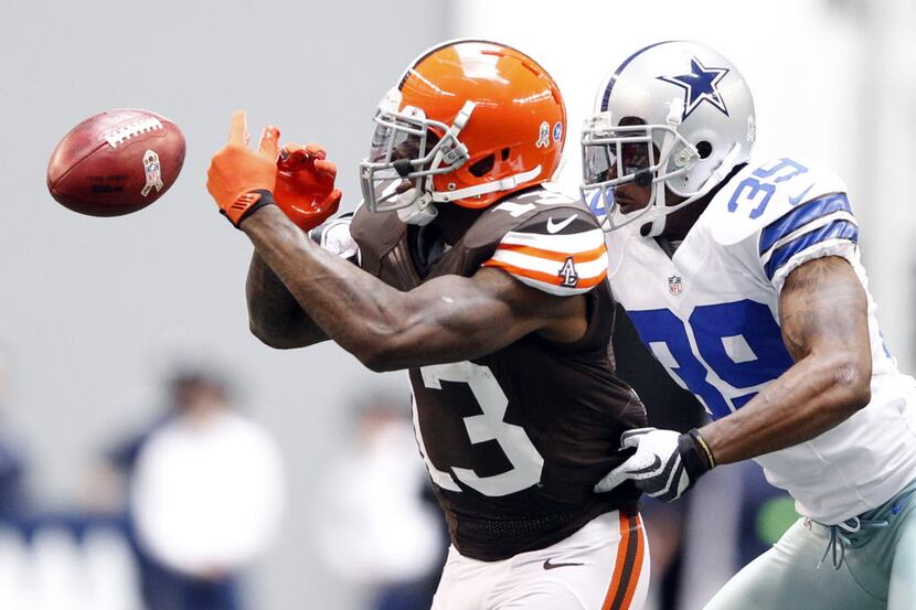 Dallas Cowboys cornerback Brandon Carr (39) breaks up a pass intended for Cleveland Browns...