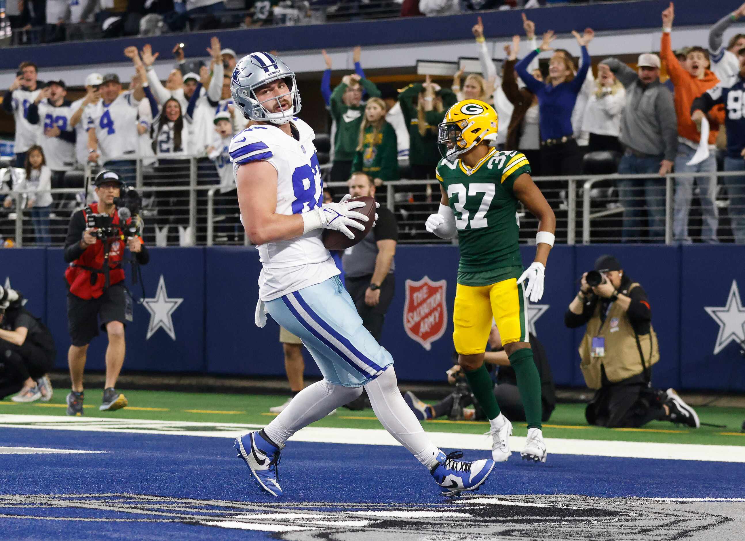 Dallas Cowboys tight end Jake Ferguson (87) runs in a touchdown pass as time expires on the...