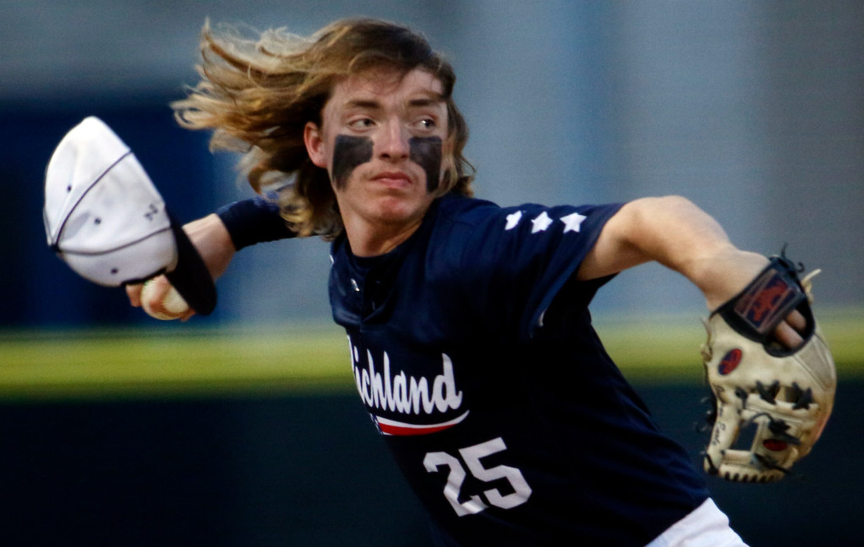 Richland 3rd baseman Jackson Earle (25) loses his cap and the chance of turning a hard hit...