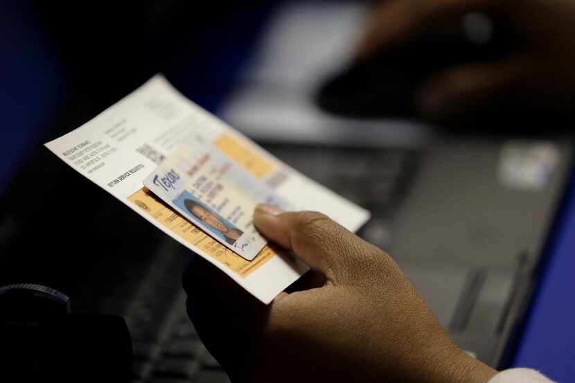 Texas requiere que todas las personas que voten en elecciones presenten una identificación...