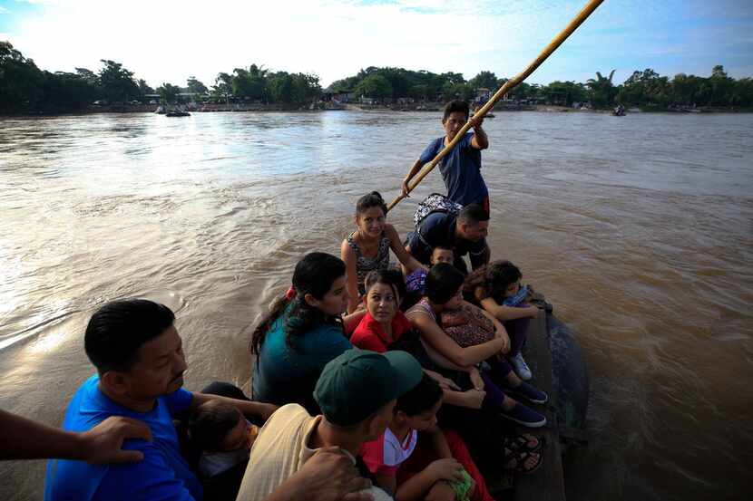 Migrantes centroamericanos cruzan el río Suchiate el jueves 23 de enero de 2020 desde Tecún...
