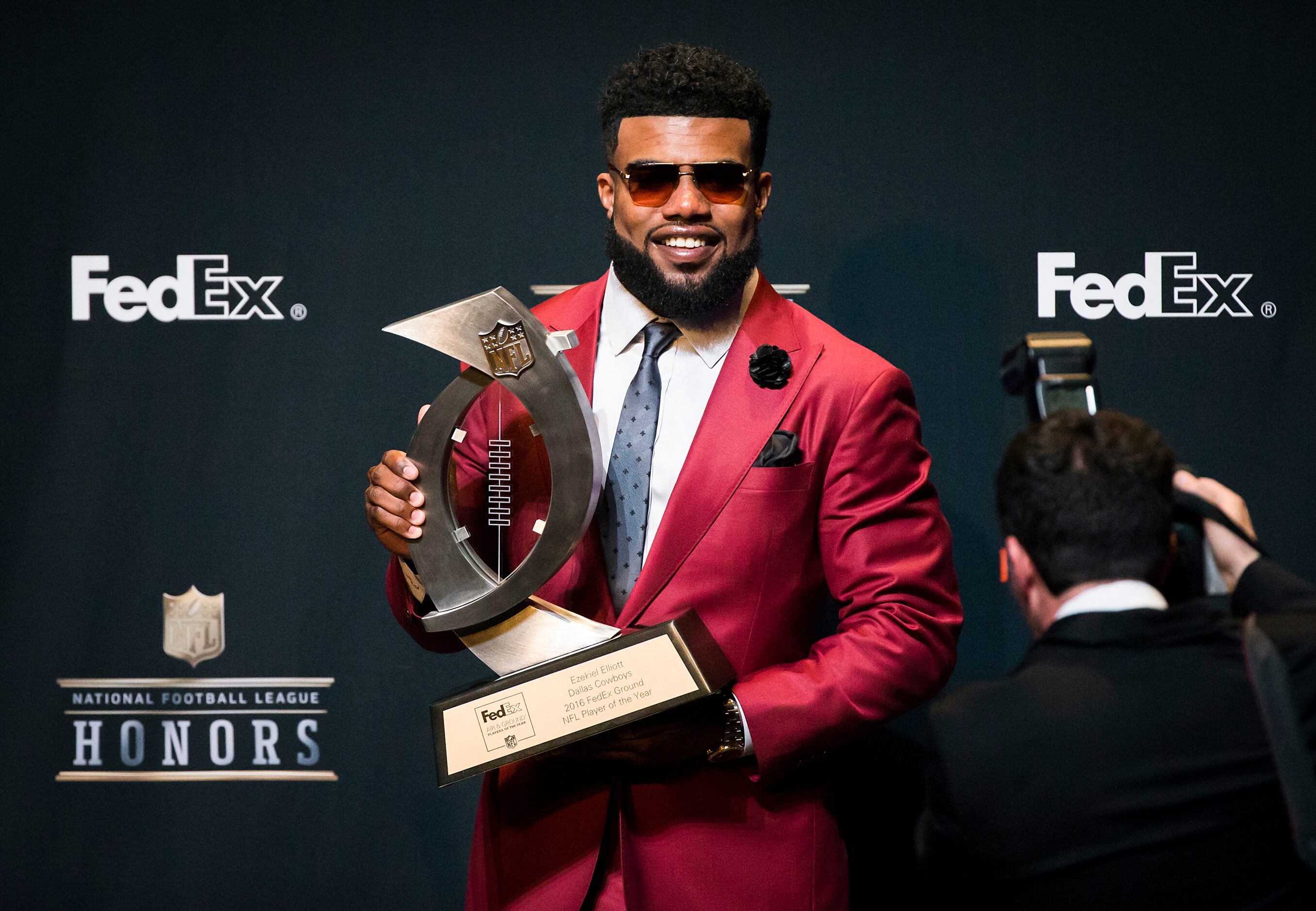 Dallas Cowboys running back Ezekiel Elliott poses with the FedEx Air & Ground Award at the...