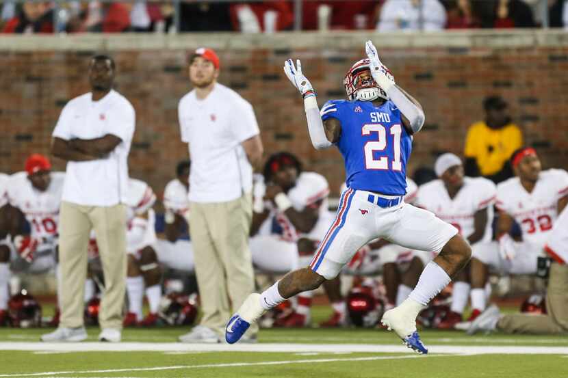 Southern Methodist Mustangs wide receiver Reggie Roberson Jr. (21) receives a pass during a...
