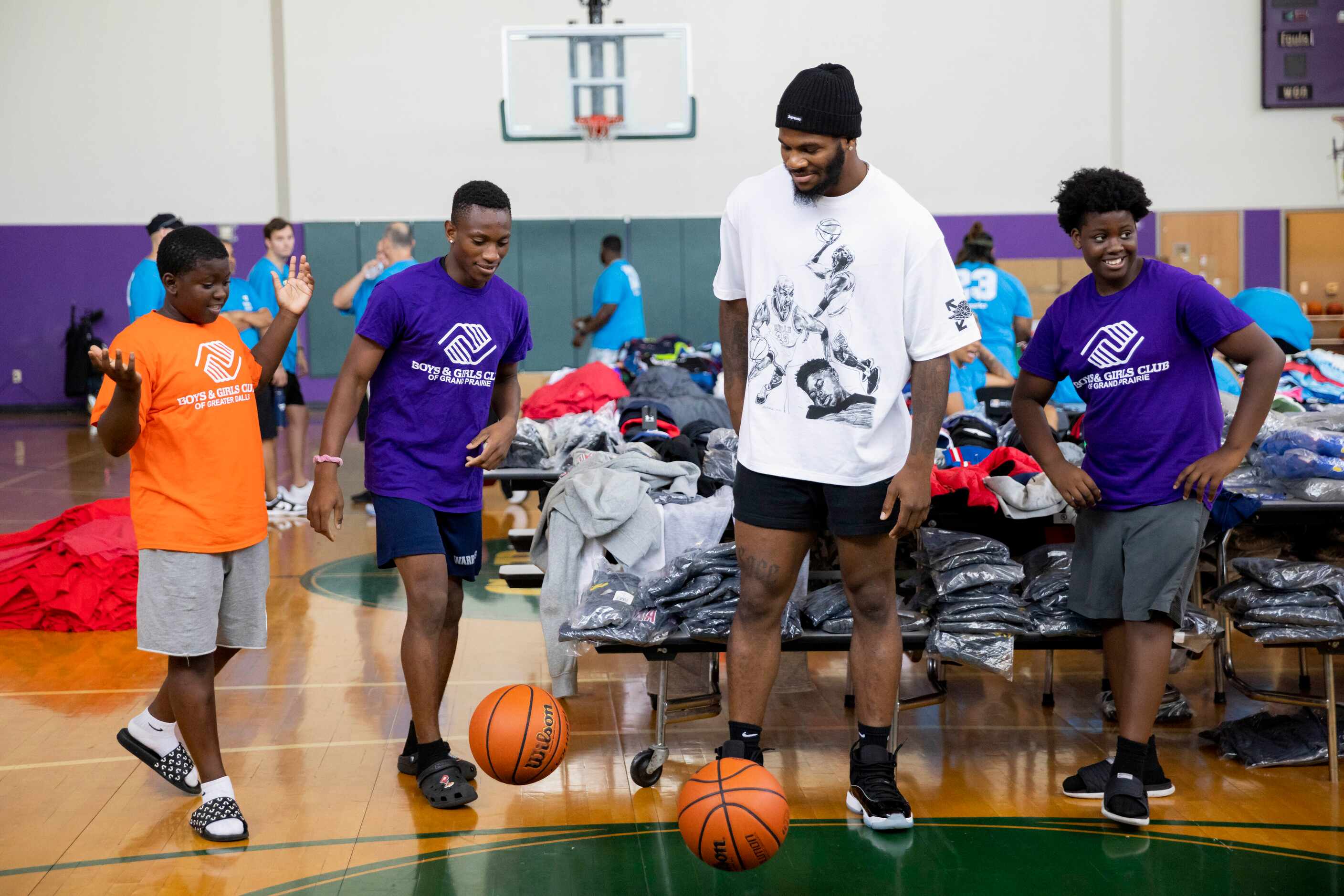 Dallas Cowboys linebacker Micah Parsons (11) plays a game of knockout with the youth during...