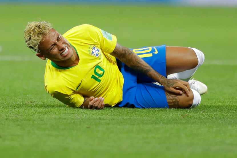 El delantero de Brasil Neymar gesticula durante el partido contra Suiza por el Grupo E del...