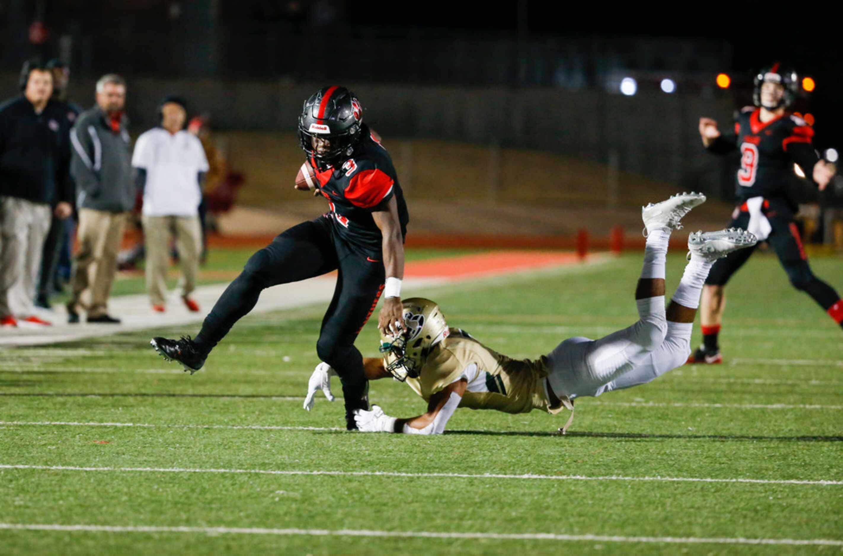 Colleyville Heritage wide receiver Isaac Shabay (3) breaks free from Birdville defensive...