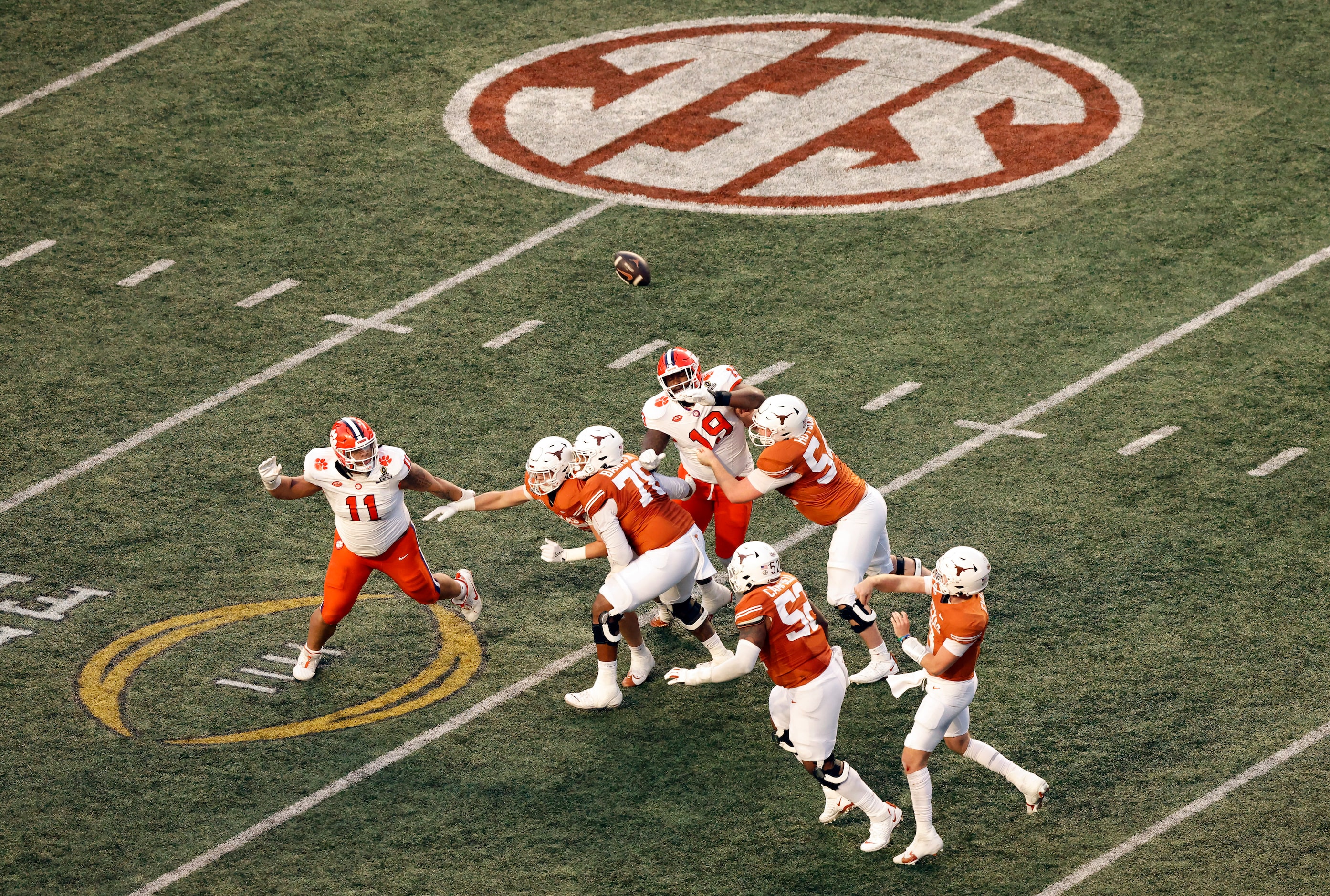 Texas Longhorns quarterback Quinn Ewers (3) launches a long third quarter pass against the...