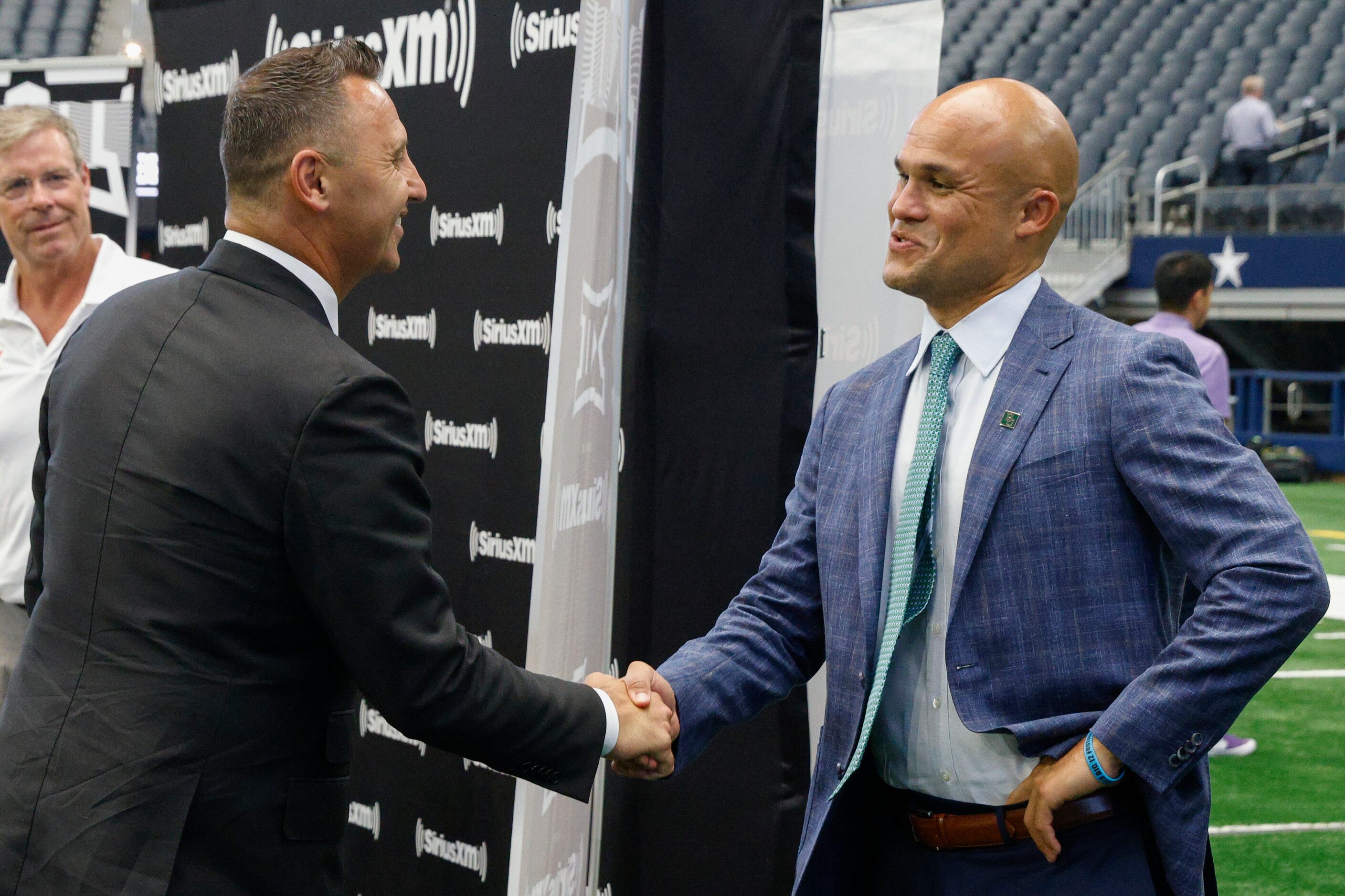 Texas head coach Steve Sarkisian (left) greets Baylor head coach Dave Aranda during the Big...