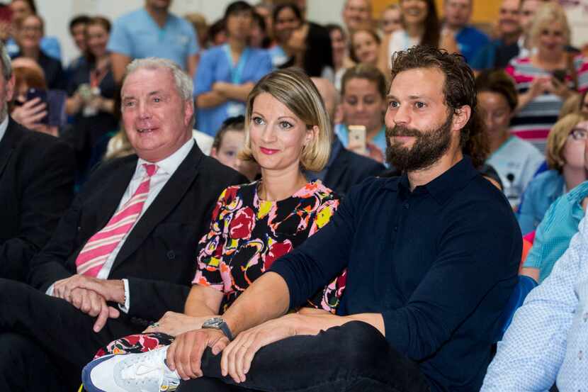 El actor Jamie Dornan (derecha) junto a su hermana Jessica Dornan Lynas y su padre, el...