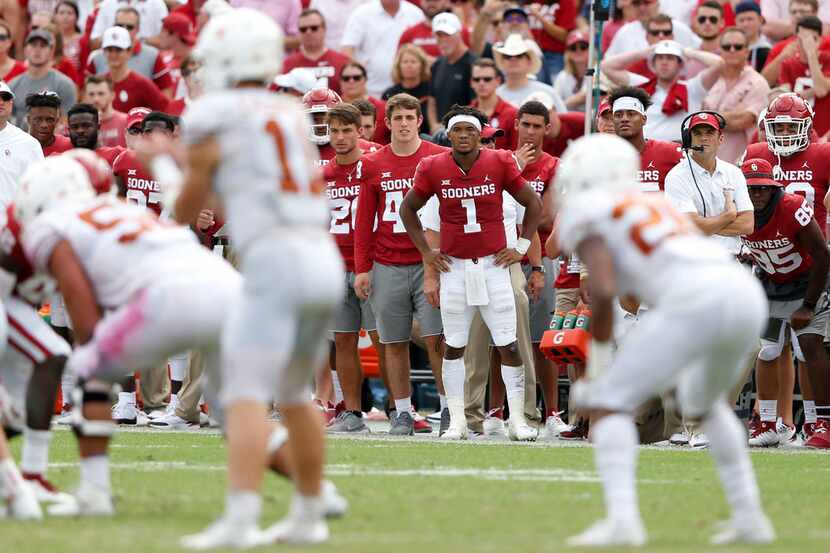 Oklahoma Sooners quarterback Kyler Murray (1) watches as Texas Longhorns quarterback Sam...