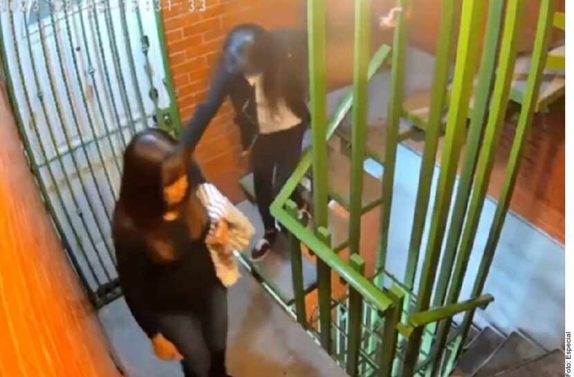 En un video se observa cómo Montserrat baja las escaleras de unos departamentos en la Ciudad...
