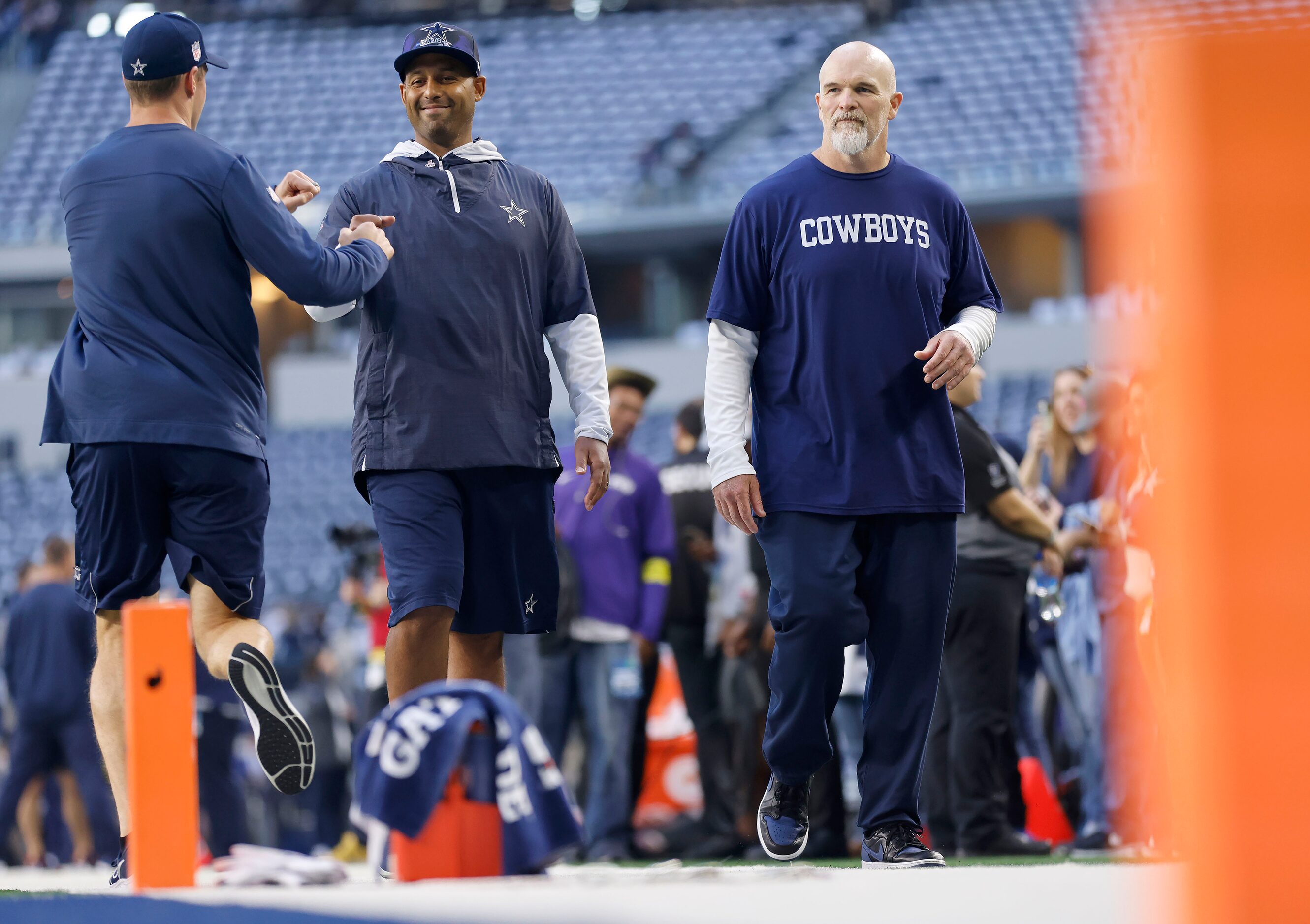 Dallas Cowboys defensive line coach Aden Durde (center) and defensive coordinator Dan Quinn...