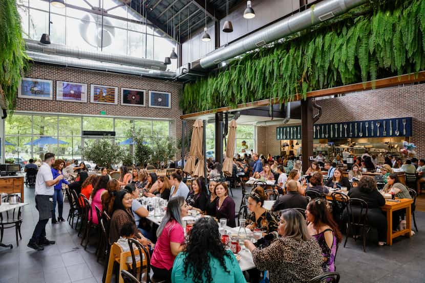 Comensales a la hora del lunch en San Martín Bakery and Restaurant el 24 de agosto de 2022.