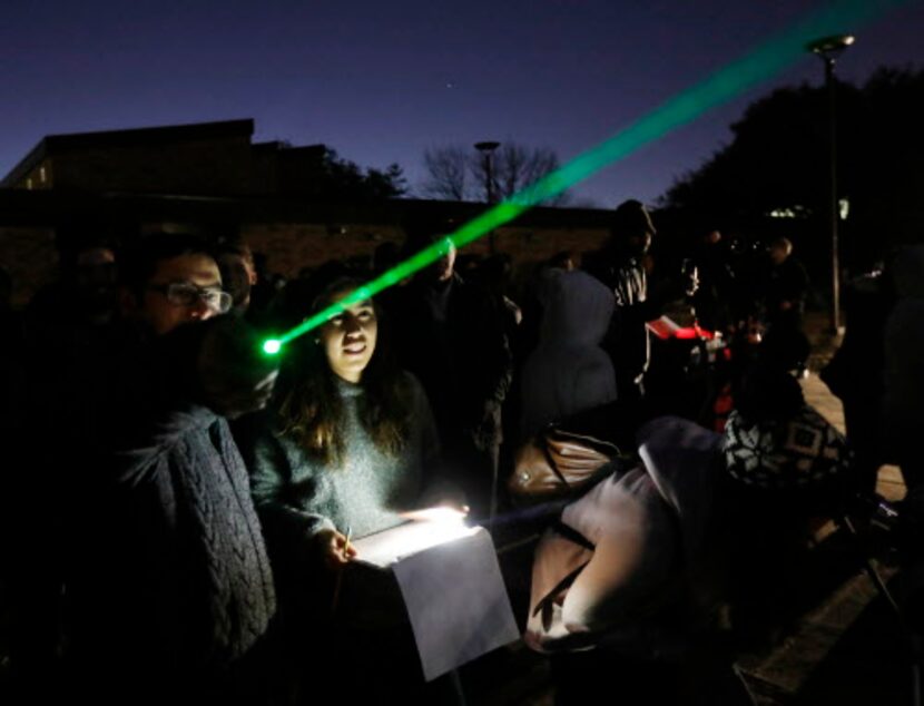 Chris Caston (izq.), profesor de física y astronomía, de Borokhaven College, utiliza un...