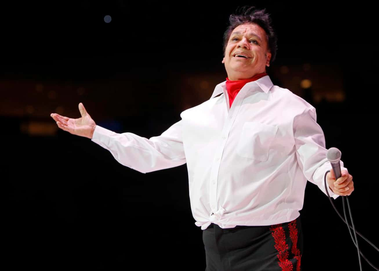 Juan Gabriel durante su concierto la noche del jueves en el American Airlines Center, en...