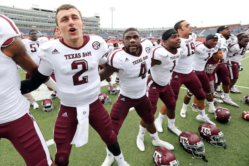 Aggies quarterback Johnny Manziel (2) joins teammates to sing the Aggie fight song after the...