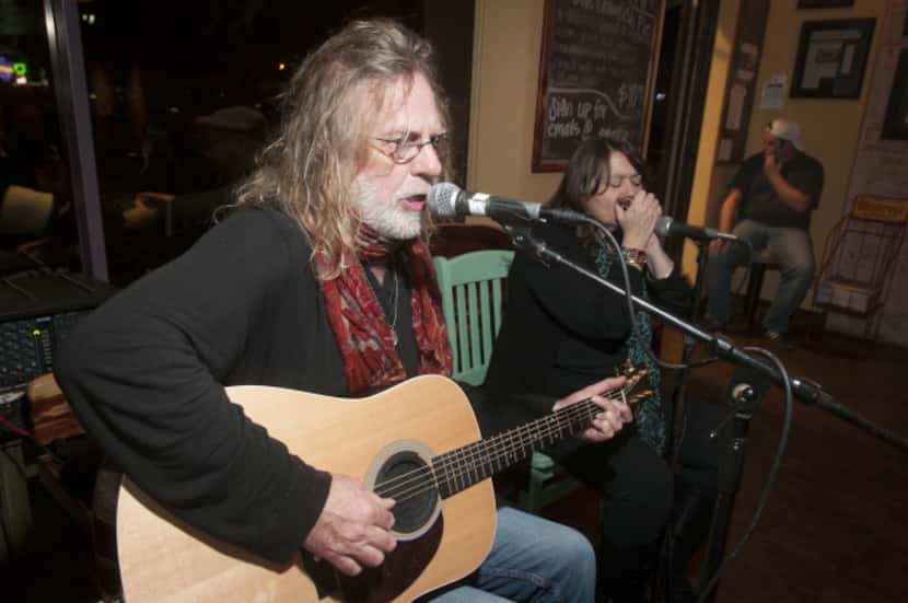 Gurthrie Kennard, left, and Cheryl Arena performed at the Alligator Cafe in the Casa Linda...