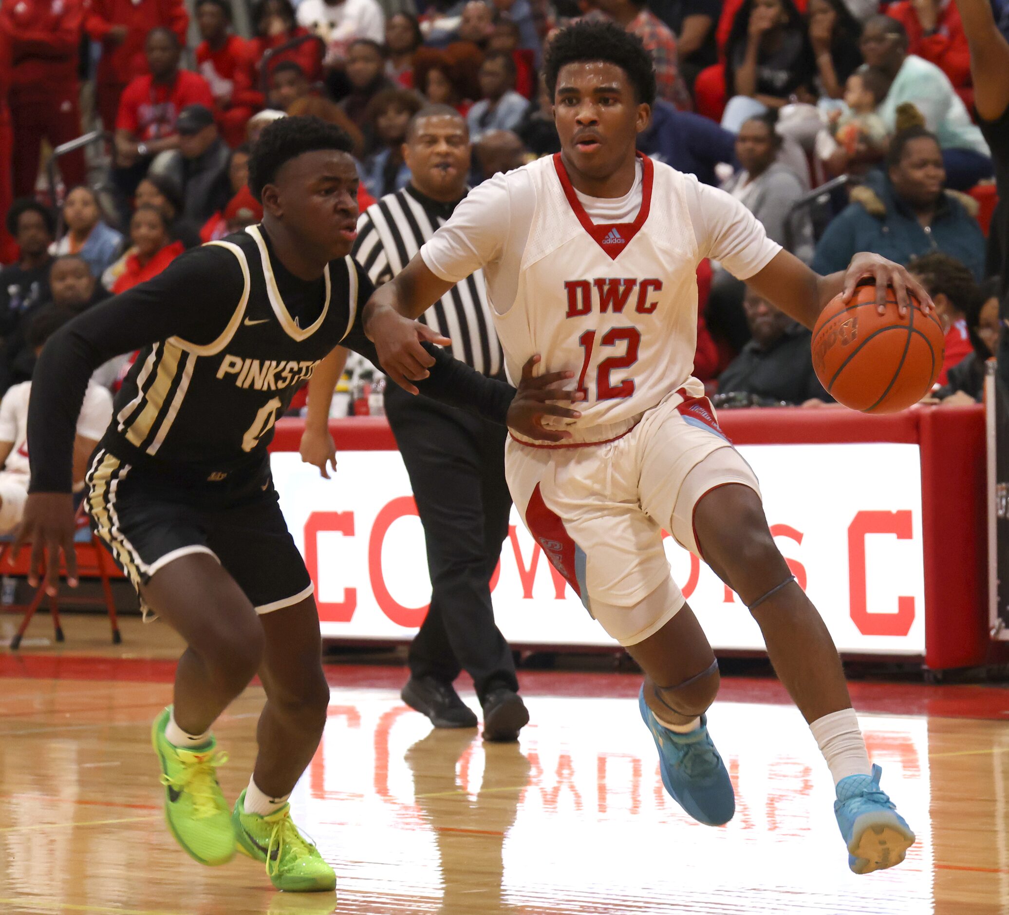 Dallas Carter guard Kyle Givens (12) drives around the defense of Dallas Pinkston's Desmeon...