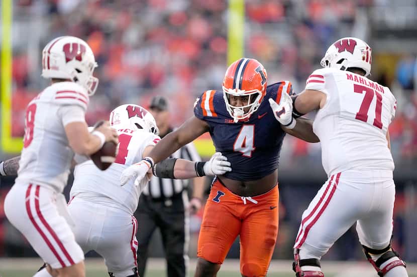 Illinois defensive lineman Jer'Zhan Newton rushes the quarterback during an NCAA college...