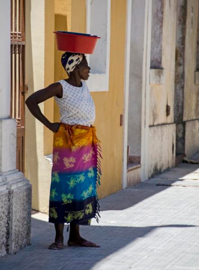 
Many women  wear brilliantly colored capulanas.
