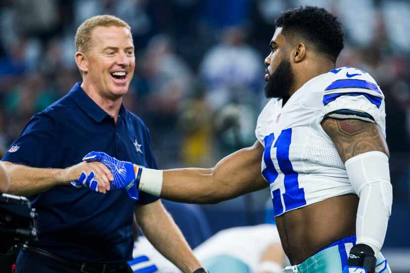 Dallas Cowboys head coach Jason Garrett shakes hands with Dallas Cowboys running back...