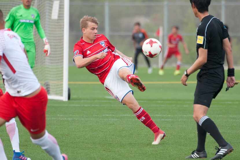 Paxton Pomykal playing for the FC Dallas U19s in the 2018 Dallas Cup against Red Bull Brasil.