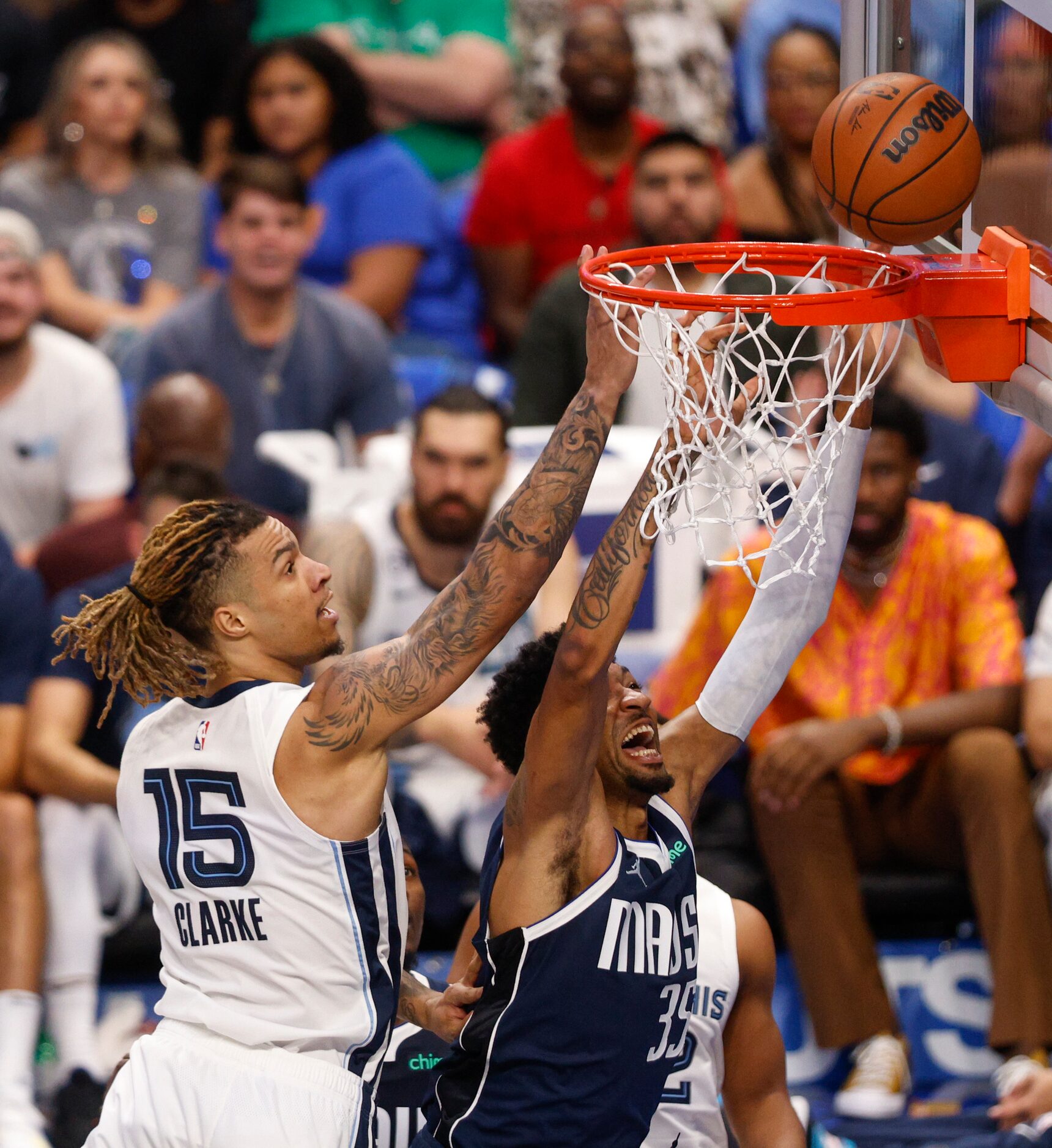 Dallas Mavericks center Christian Wood (35) attempts a layup alongside Memphis Grizzlies...